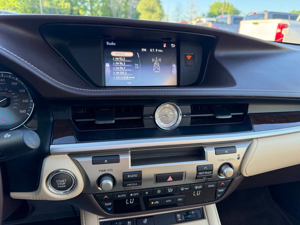 Lexus ES Vehicle Full-screen Gallery Image 24