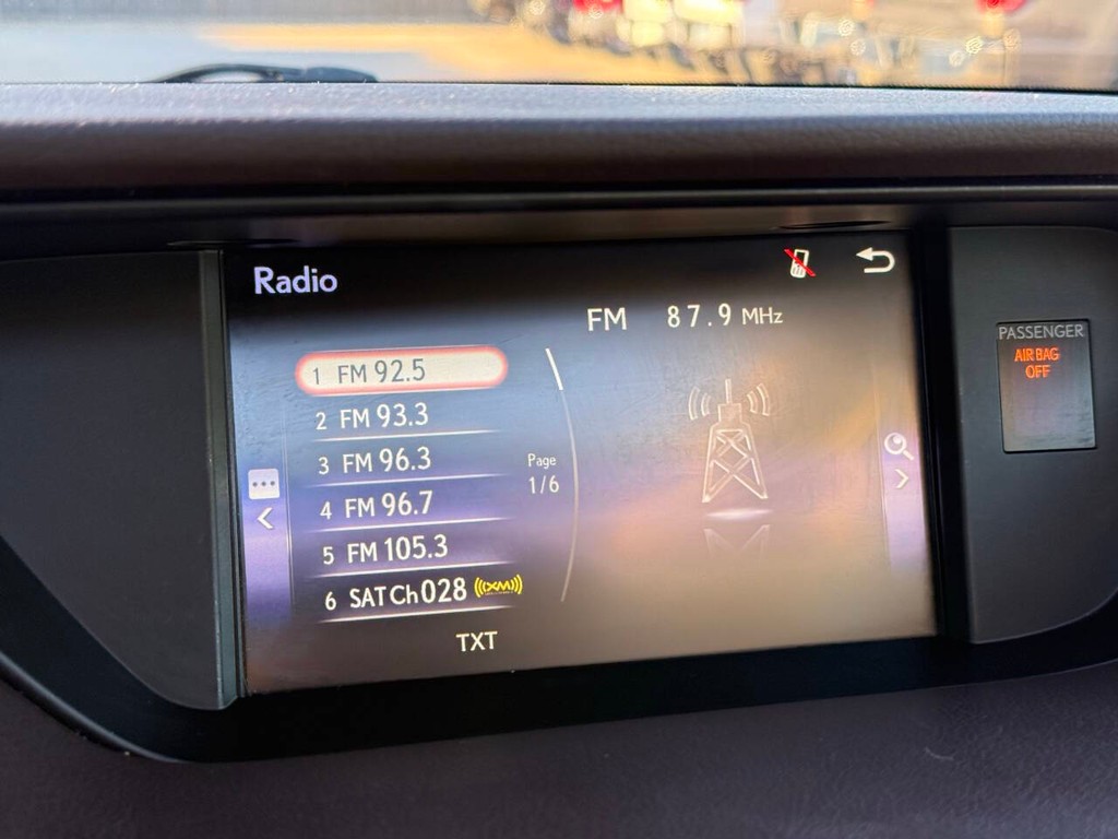 Lexus ES Vehicle Full-screen Gallery Image 25