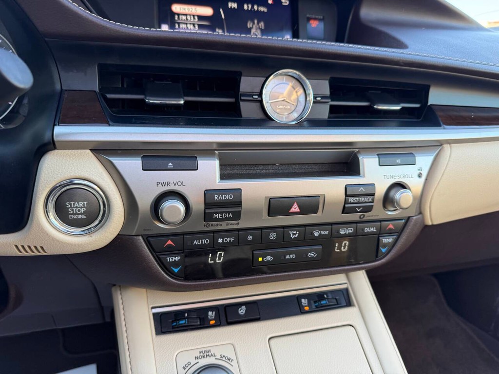 Lexus ES Vehicle Full-screen Gallery Image 28