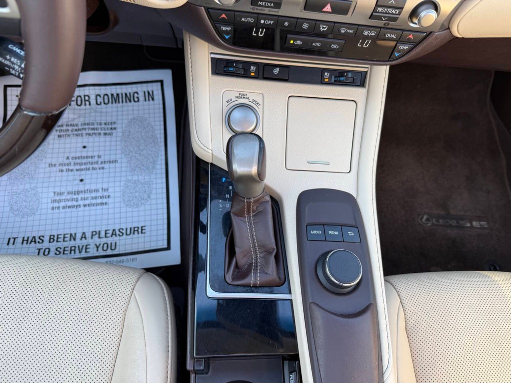 Lexus ES Vehicle Full-screen Gallery Image 29