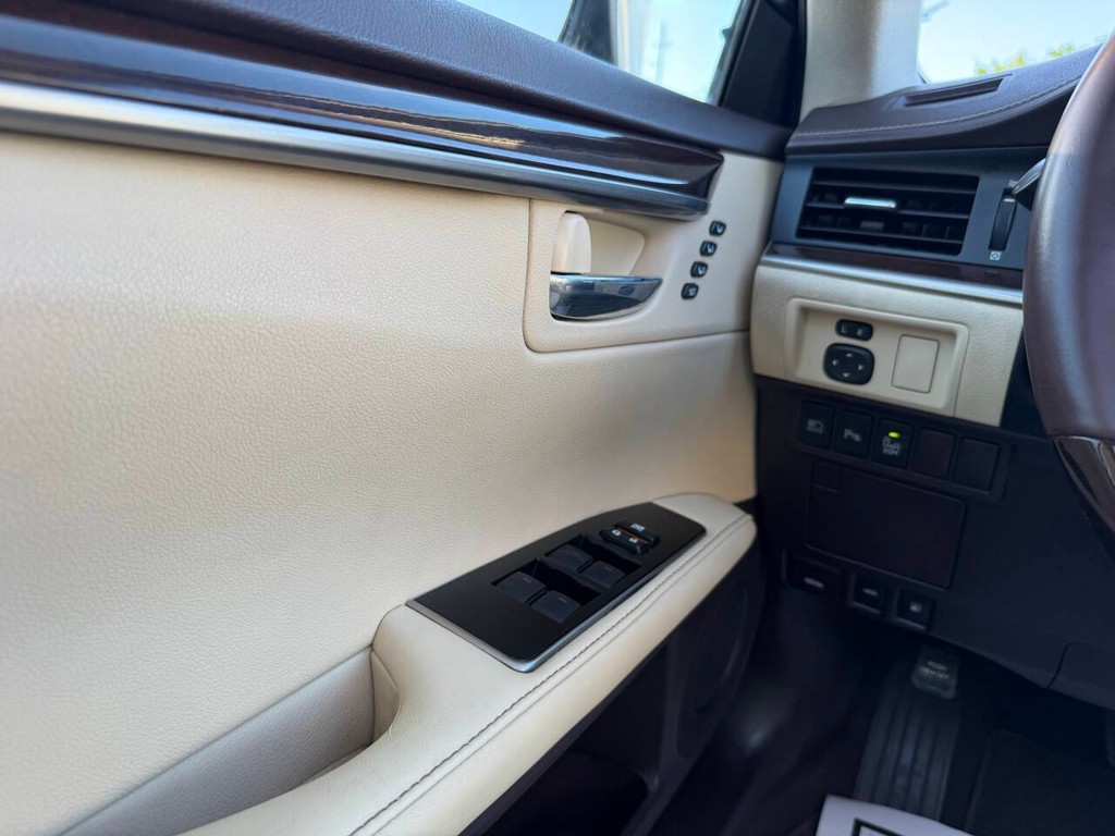 Lexus ES Vehicle Full-screen Gallery Image 30