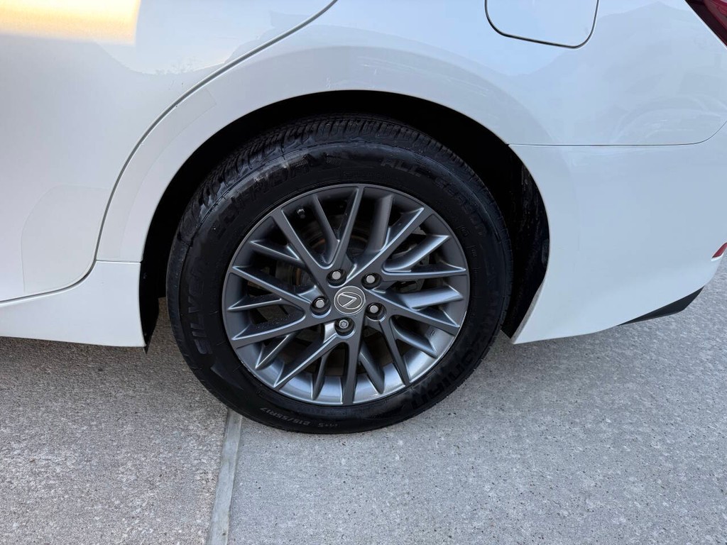 Lexus ES Vehicle Full-screen Gallery Image 36