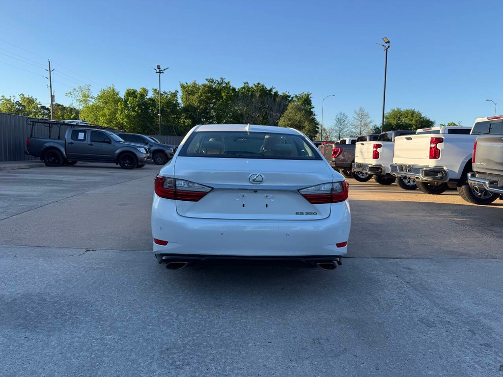 Lexus ES Vehicle Full-screen Gallery Image 38