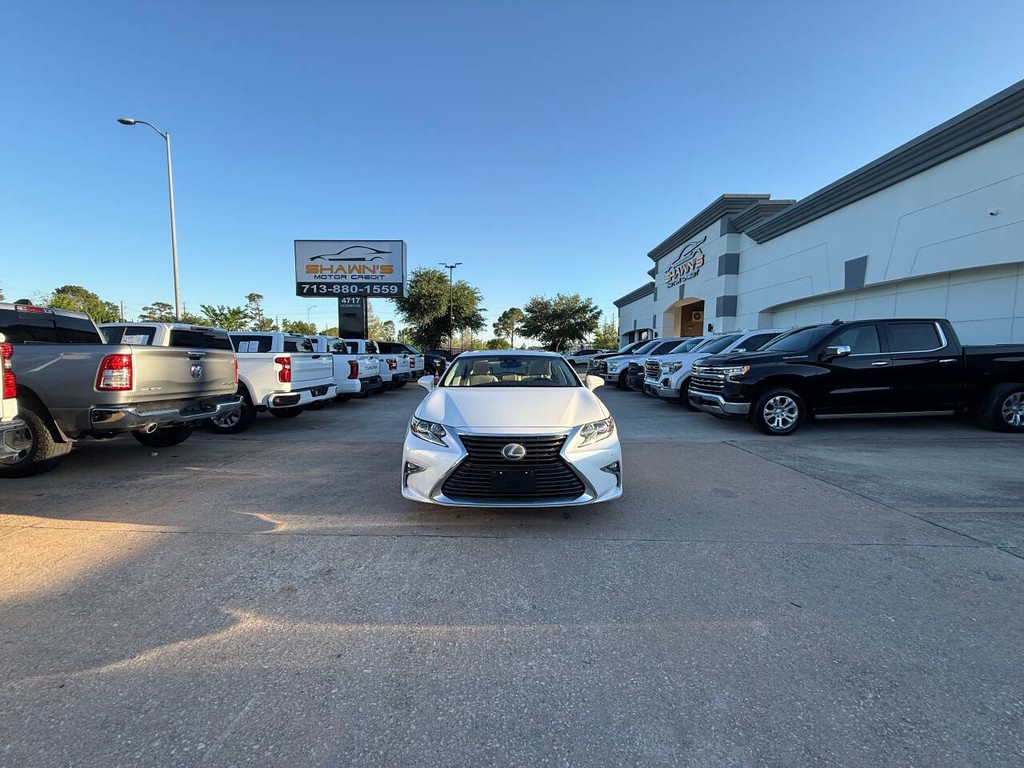 Lexus ES Vehicle Full-screen Gallery Image 41