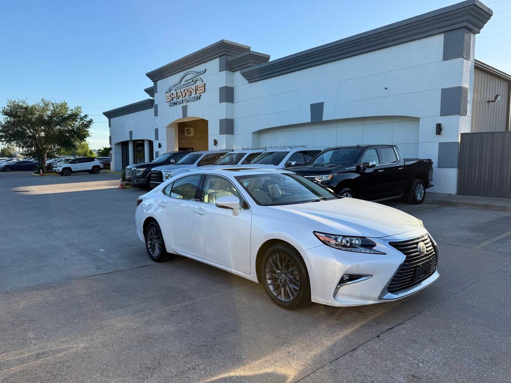 Lexus ES Vehicle Full-screen Gallery Image 42