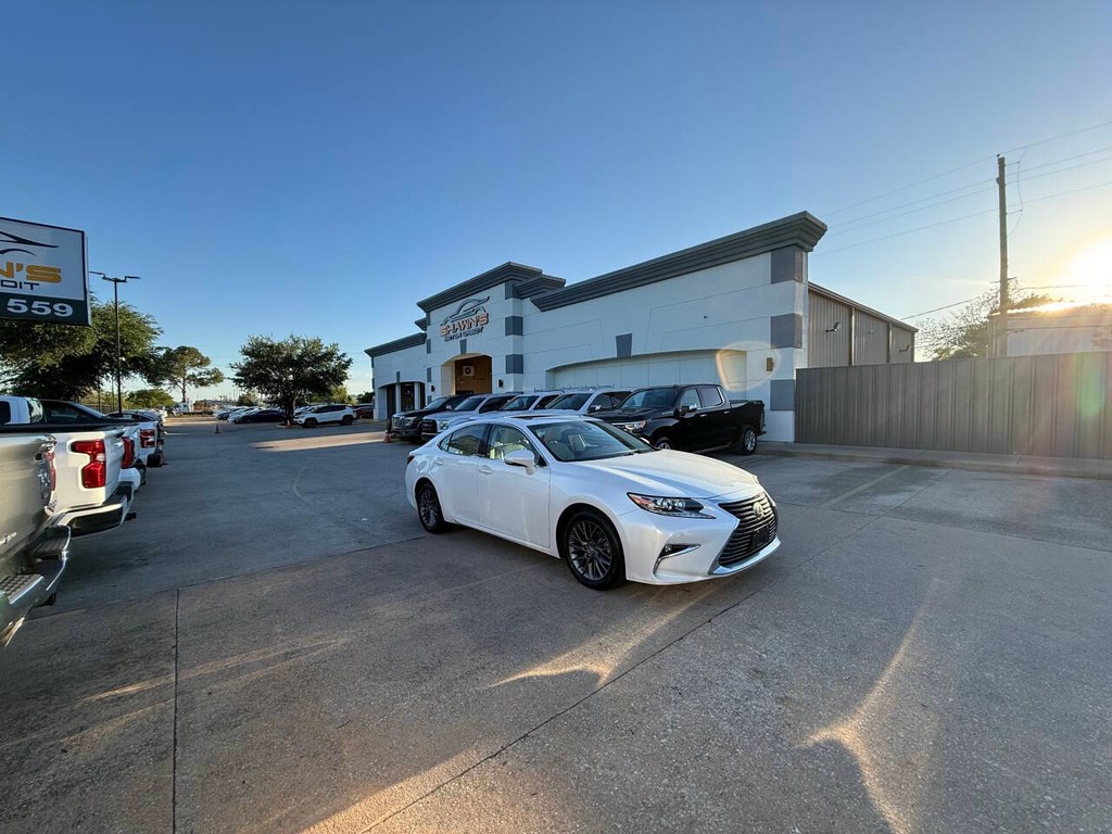 Lexus ES Vehicle Full-screen Gallery Image 44