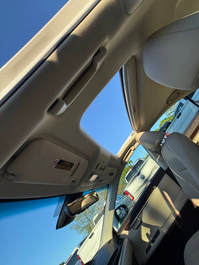 Lexus ES Vehicle Full-screen Gallery Image 31