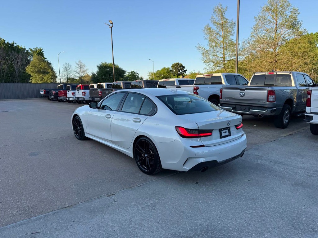 BMW 3 Series Vehicle Full-screen Gallery Image 04