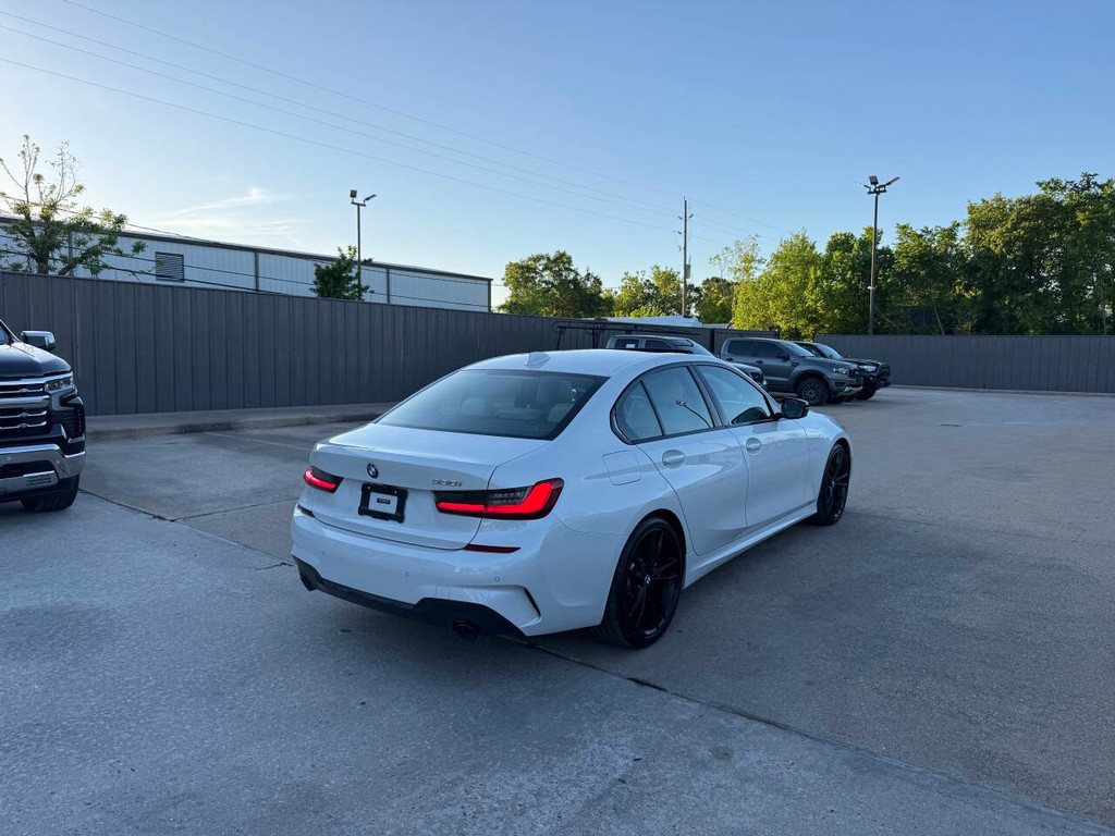 BMW 3 Series Vehicle Full-screen Gallery Image 05