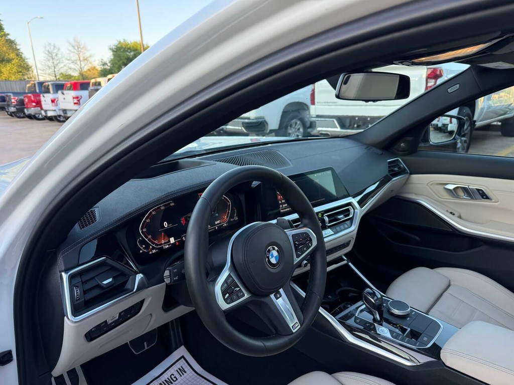 BMW 3 Series Vehicle Full-screen Gallery Image 06