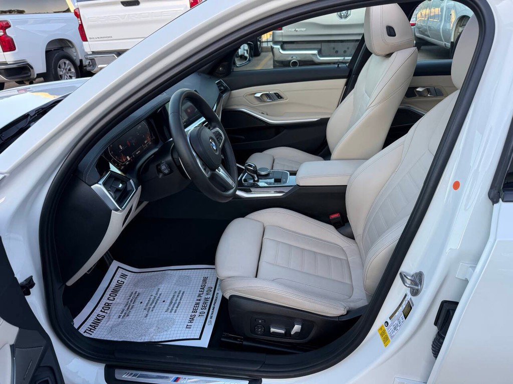 BMW 3 Series Vehicle Full-screen Gallery Image 07