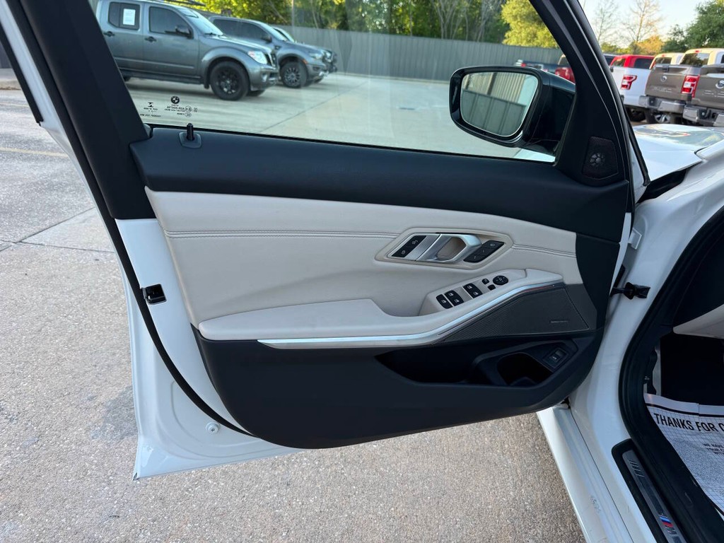 BMW 3 Series Vehicle Full-screen Gallery Image 08