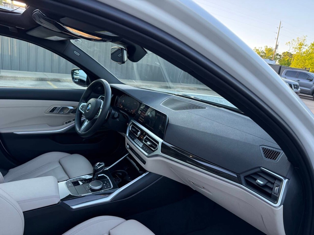 BMW 3 Series Vehicle Full-screen Gallery Image 09