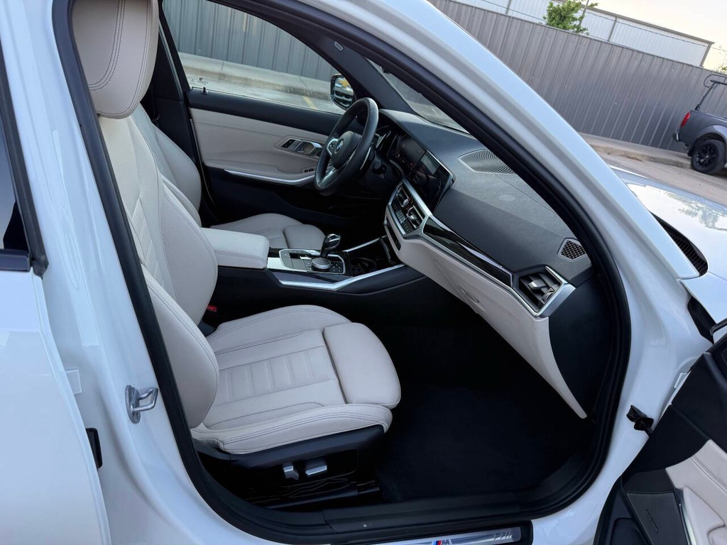 BMW 3 Series Vehicle Full-screen Gallery Image 10