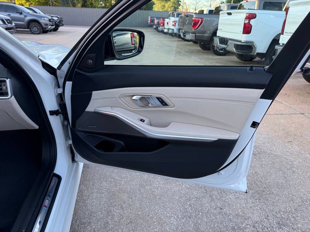 BMW 3 Series Vehicle Full-screen Gallery Image 11