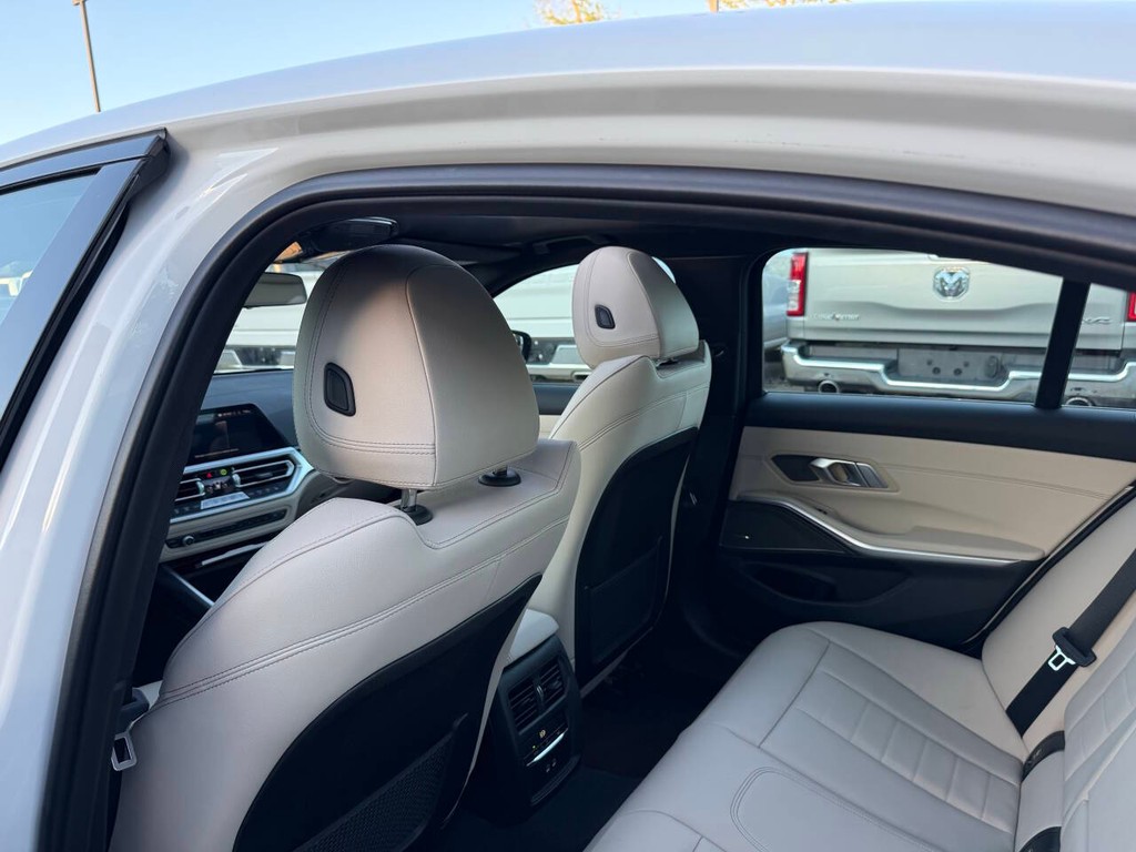 BMW 3 Series Vehicle Full-screen Gallery Image 12