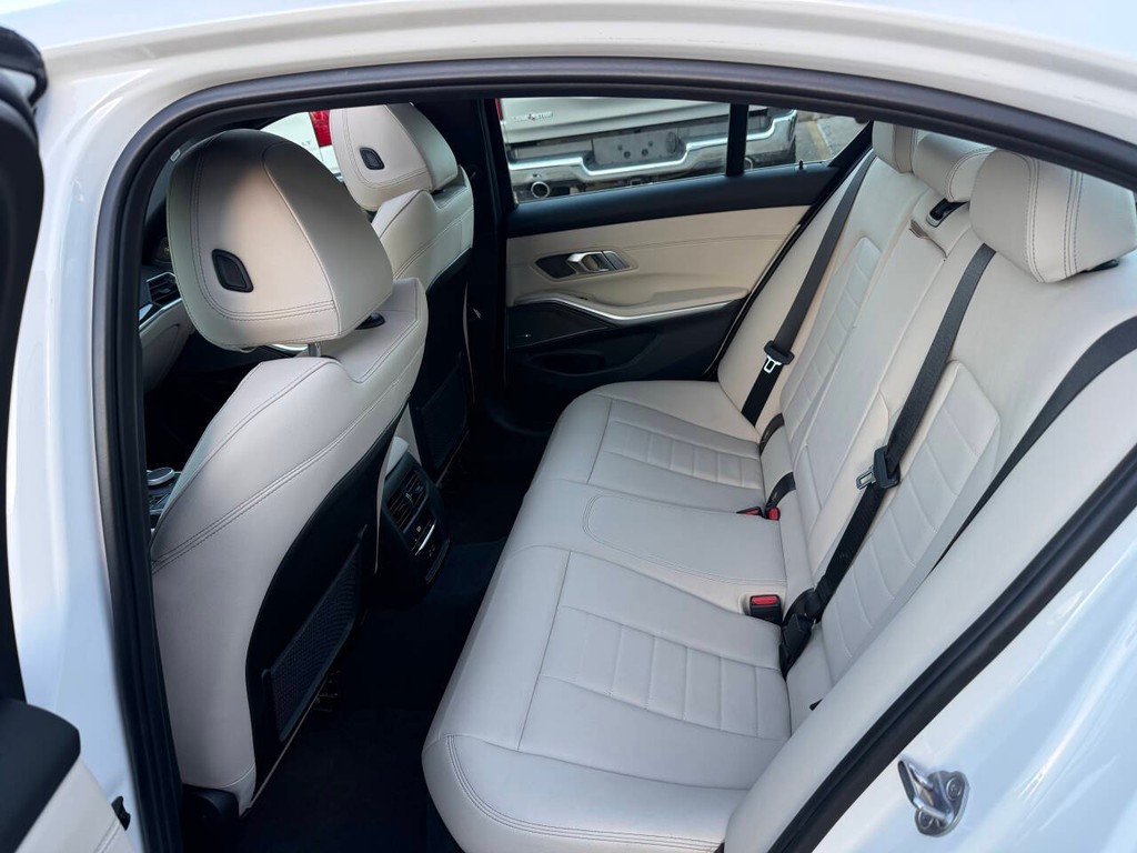 BMW 3 Series Vehicle Full-screen Gallery Image 13