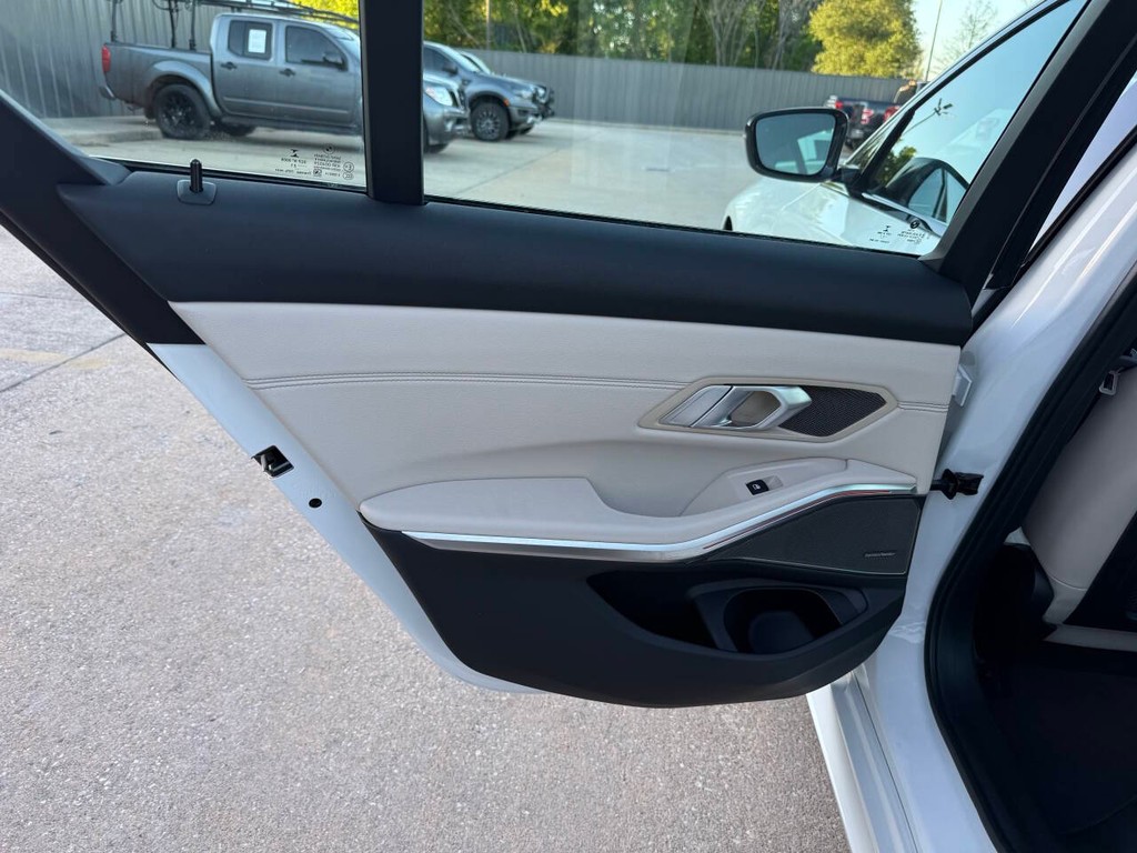 BMW 3 Series Vehicle Full-screen Gallery Image 14