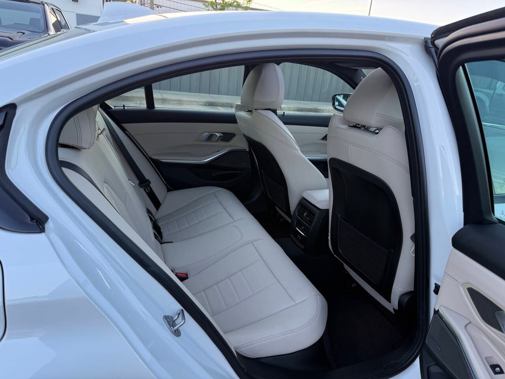 BMW 3 Series Vehicle Full-screen Gallery Image 15