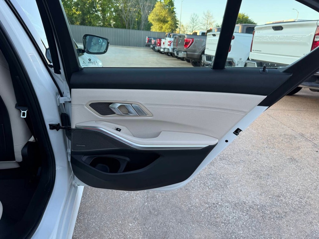 BMW 3 Series Vehicle Full-screen Gallery Image 16