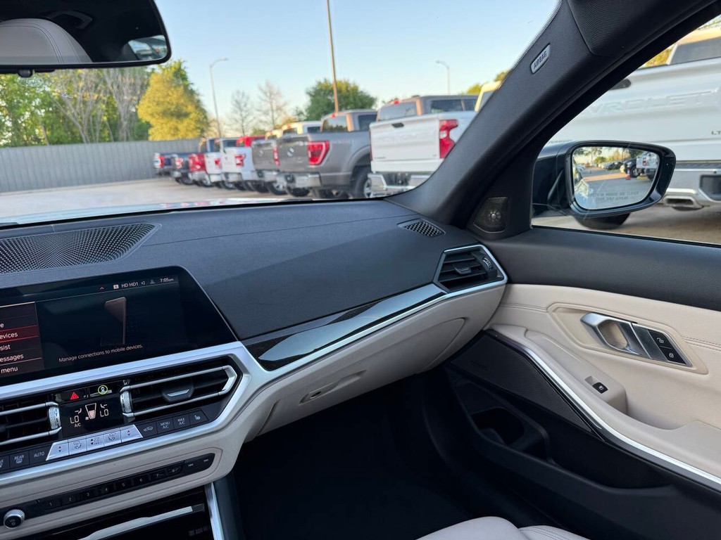 BMW 3 Series Vehicle Full-screen Gallery Image 20