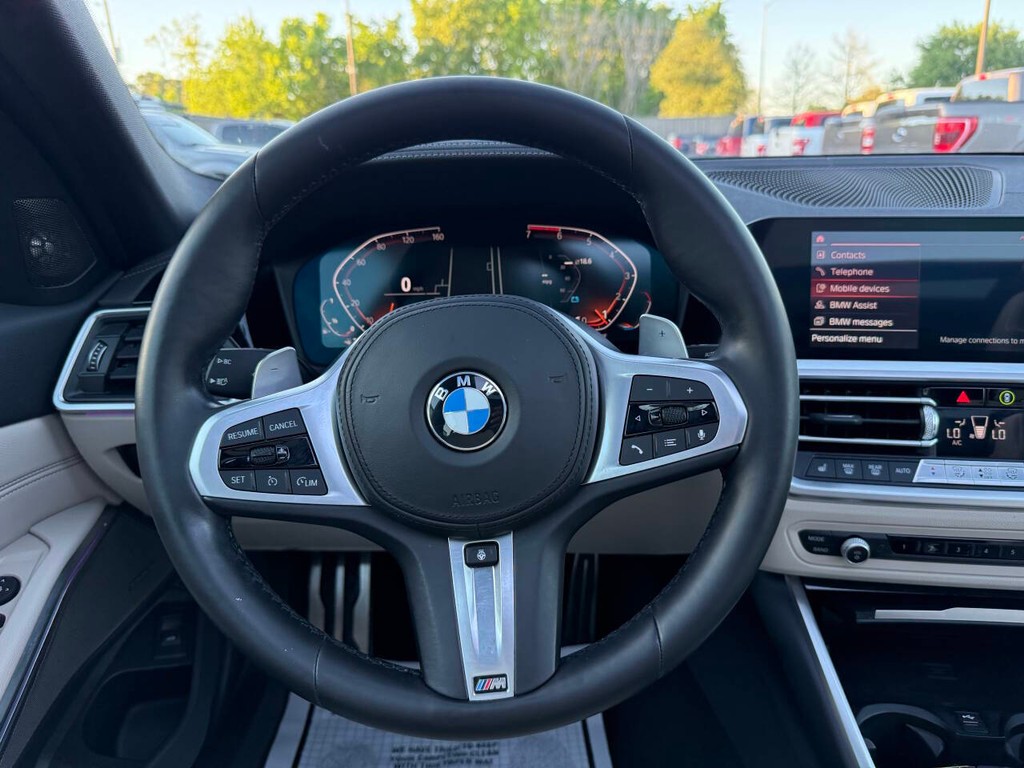 BMW 3 Series Vehicle Full-screen Gallery Image 22