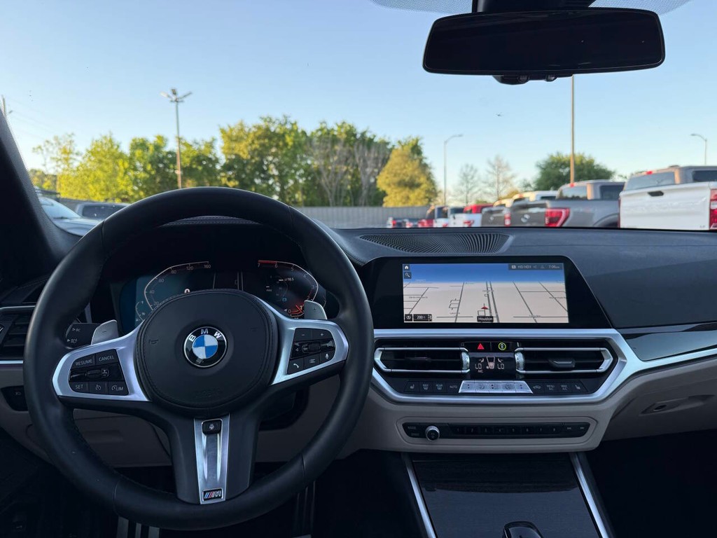 BMW 3 Series Vehicle Full-screen Gallery Image 24