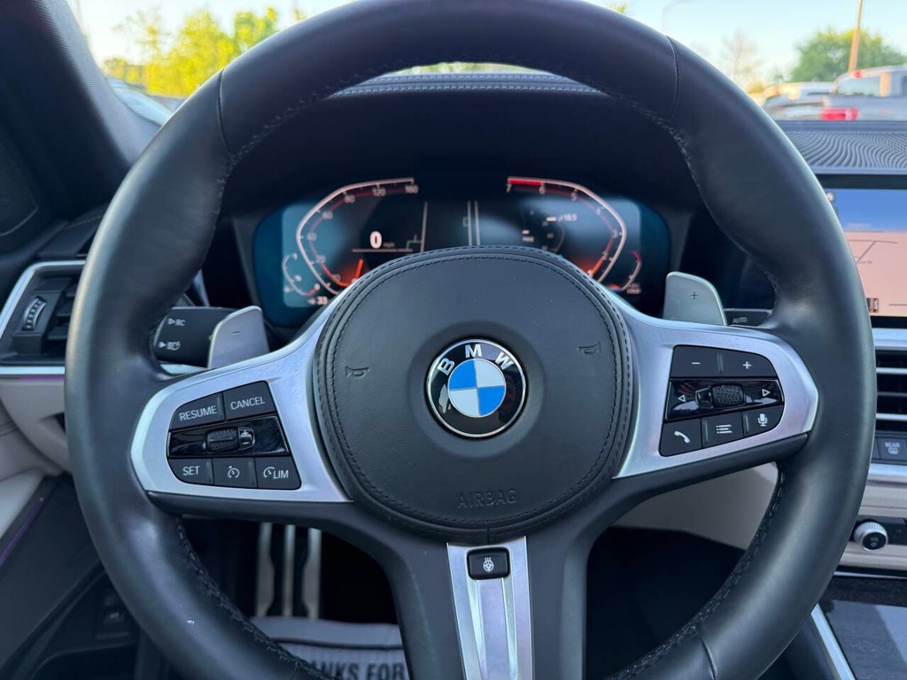 BMW 3 Series Vehicle Full-screen Gallery Image 26