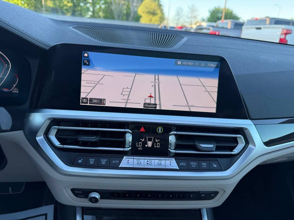 BMW 3 Series Vehicle Full-screen Gallery Image 27