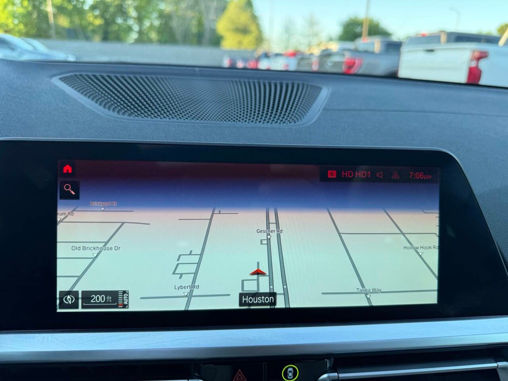 BMW 3 Series Vehicle Full-screen Gallery Image 28