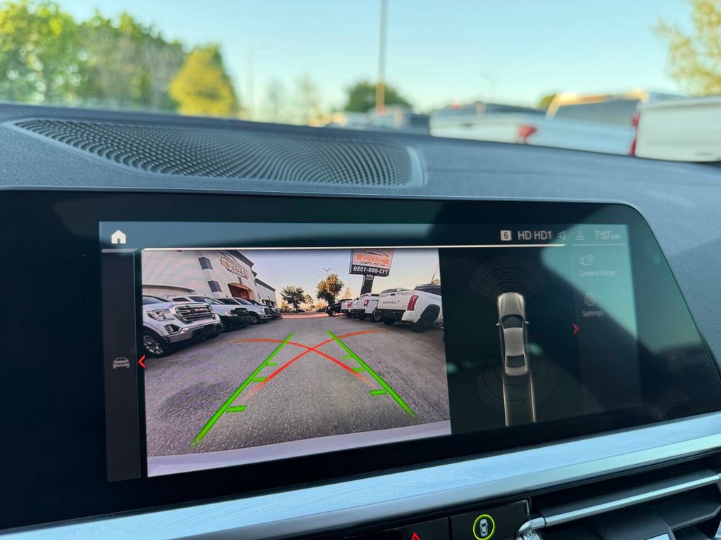 BMW 3 Series Vehicle Full-screen Gallery Image 29