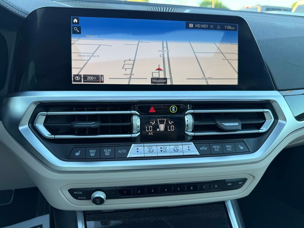 BMW 3 Series Vehicle Full-screen Gallery Image 30