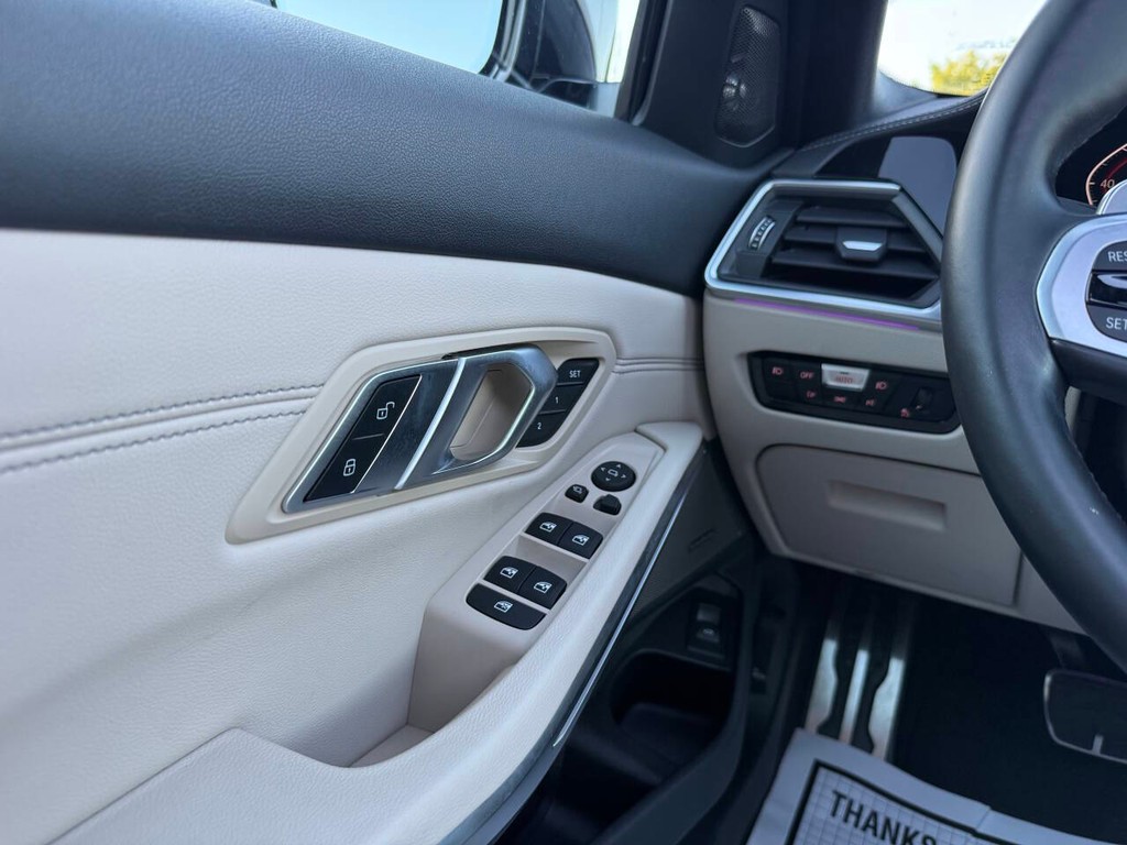 BMW 3 Series Vehicle Full-screen Gallery Image 32