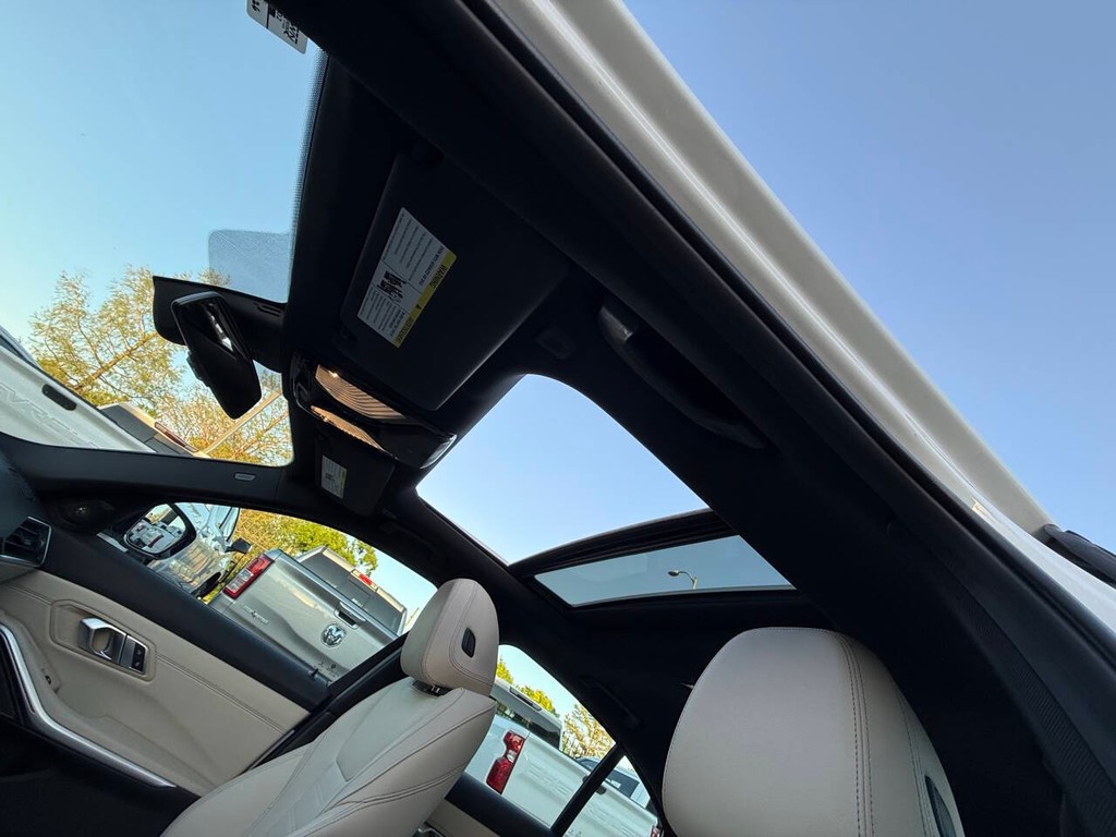 BMW 3 Series Vehicle Full-screen Gallery Image 33