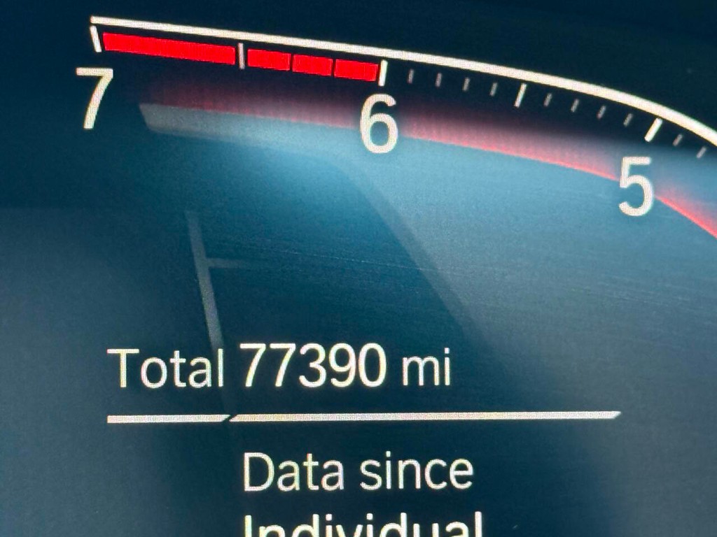 BMW 3 Series Vehicle Full-screen Gallery Image 35