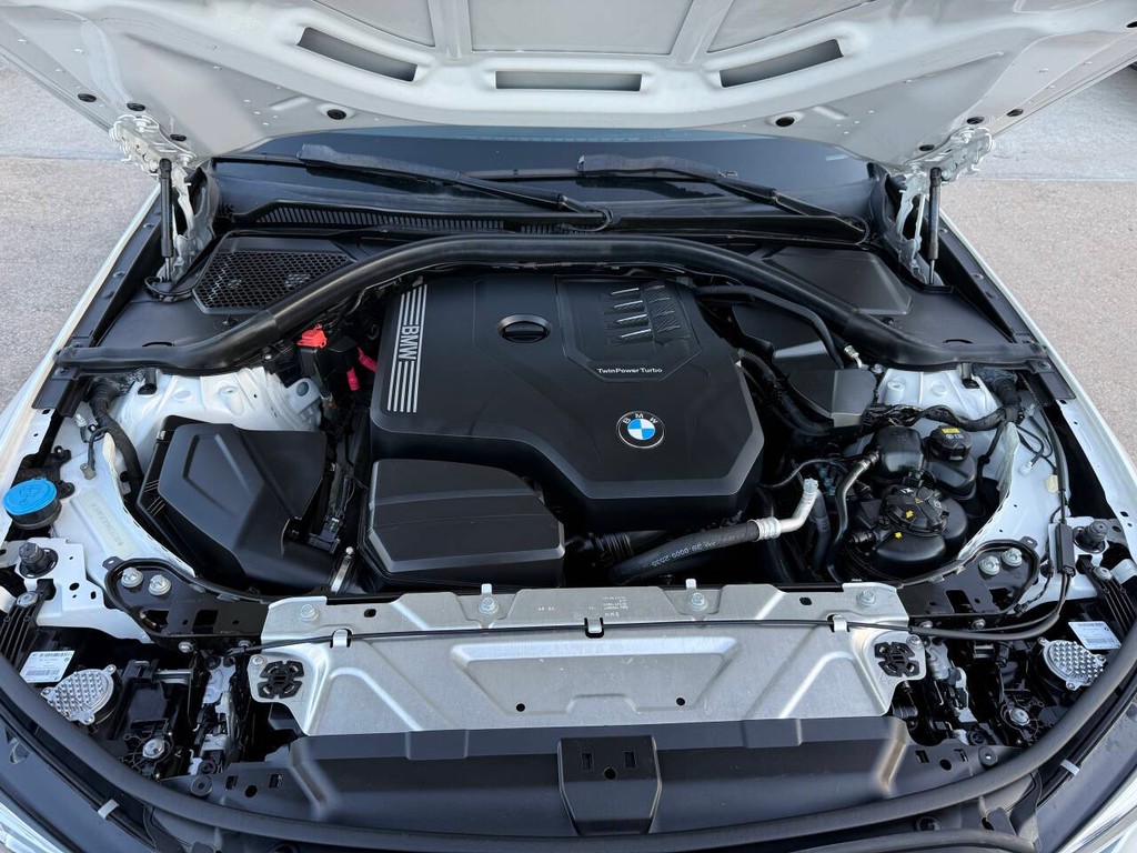 BMW 3 Series Vehicle Full-screen Gallery Image 37