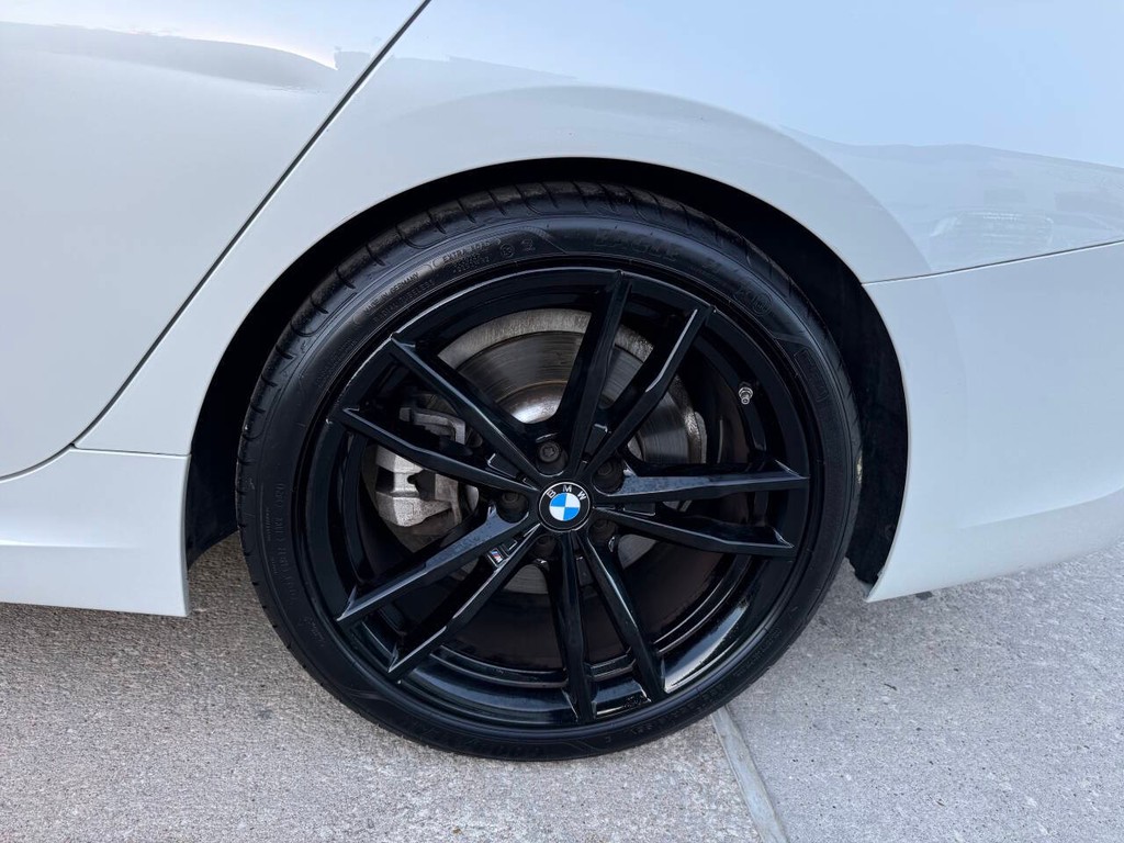 BMW 3 Series Vehicle Full-screen Gallery Image 38