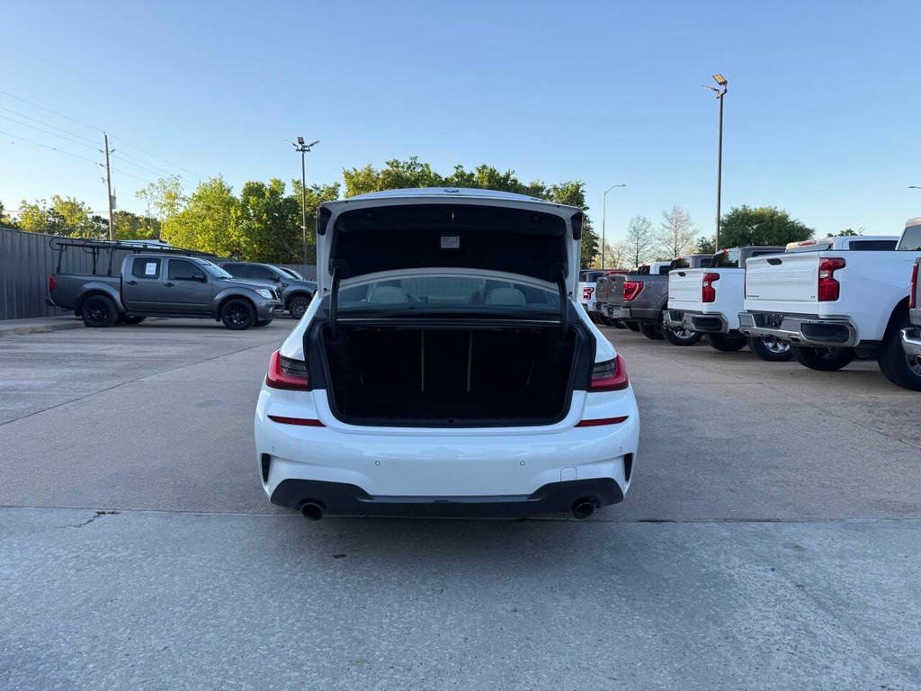 BMW 3 Series Vehicle Full-screen Gallery Image 40