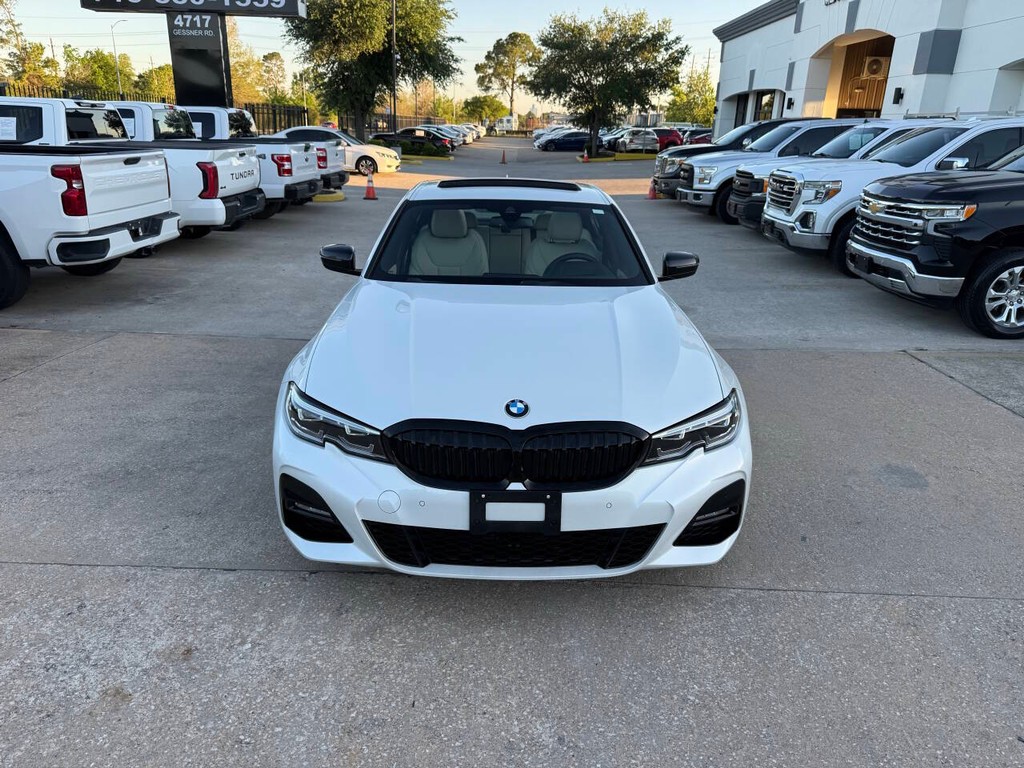 BMW 3 Series Vehicle Full-screen Gallery Image 42