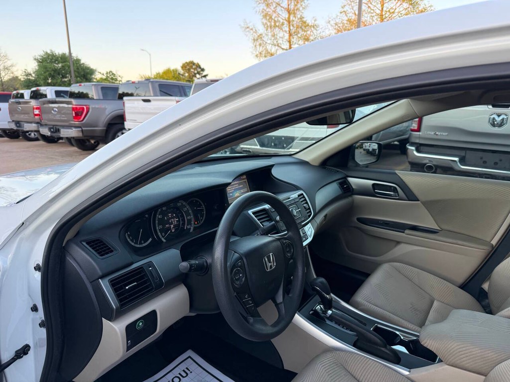 Honda Accord Sedan Vehicle Full-screen Gallery Image 06