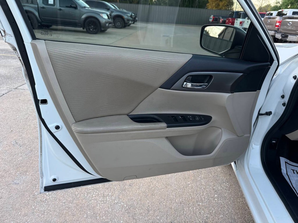 Honda Accord Sedan Vehicle Full-screen Gallery Image 08