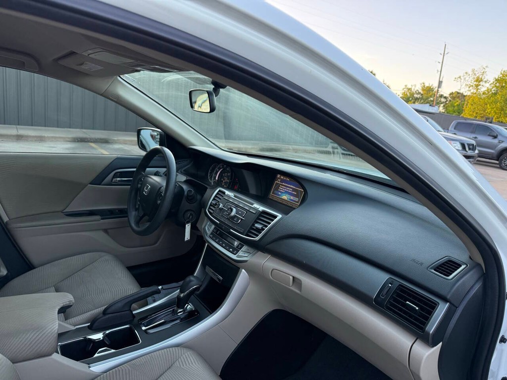 Honda Accord Sedan Vehicle Full-screen Gallery Image 09