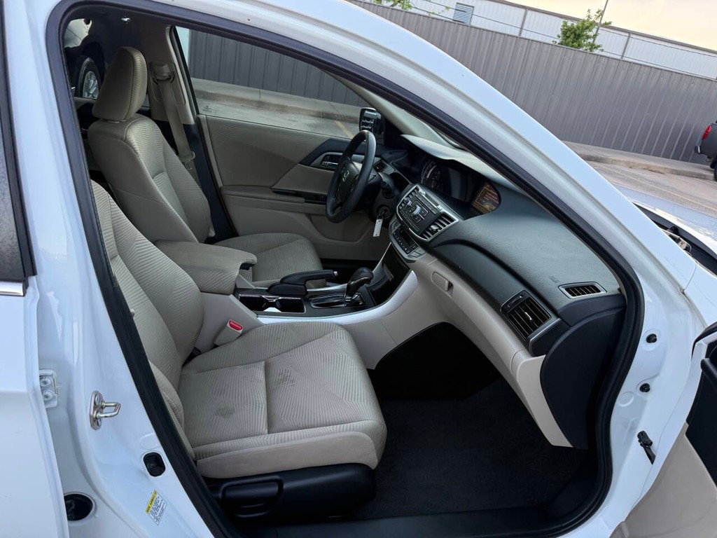 Honda Accord Sedan Vehicle Full-screen Gallery Image 10