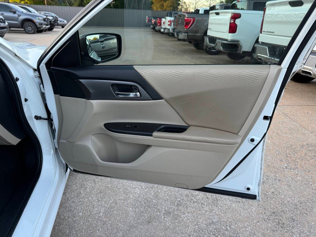 Honda Accord Sedan Vehicle Full-screen Gallery Image 11