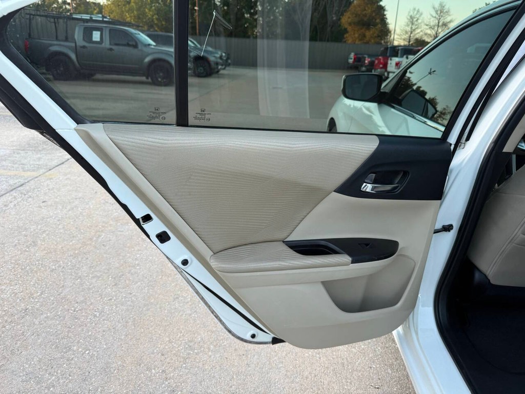 Honda Accord Sedan Vehicle Full-screen Gallery Image 14