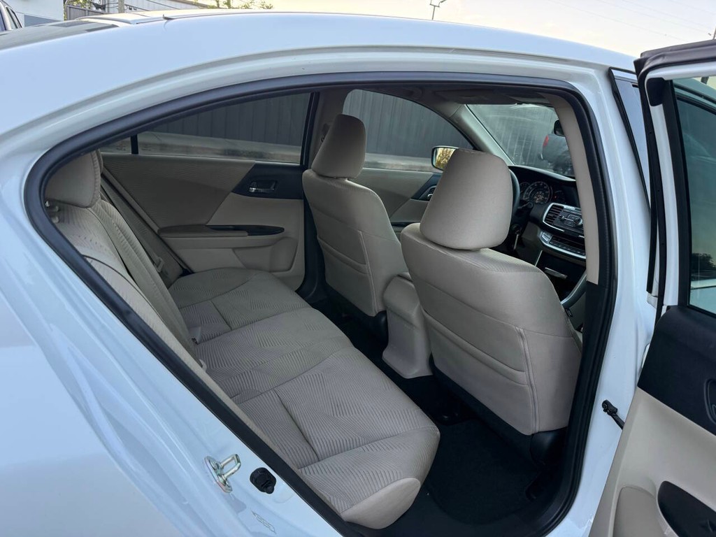 Honda Accord Sedan Vehicle Full-screen Gallery Image 15