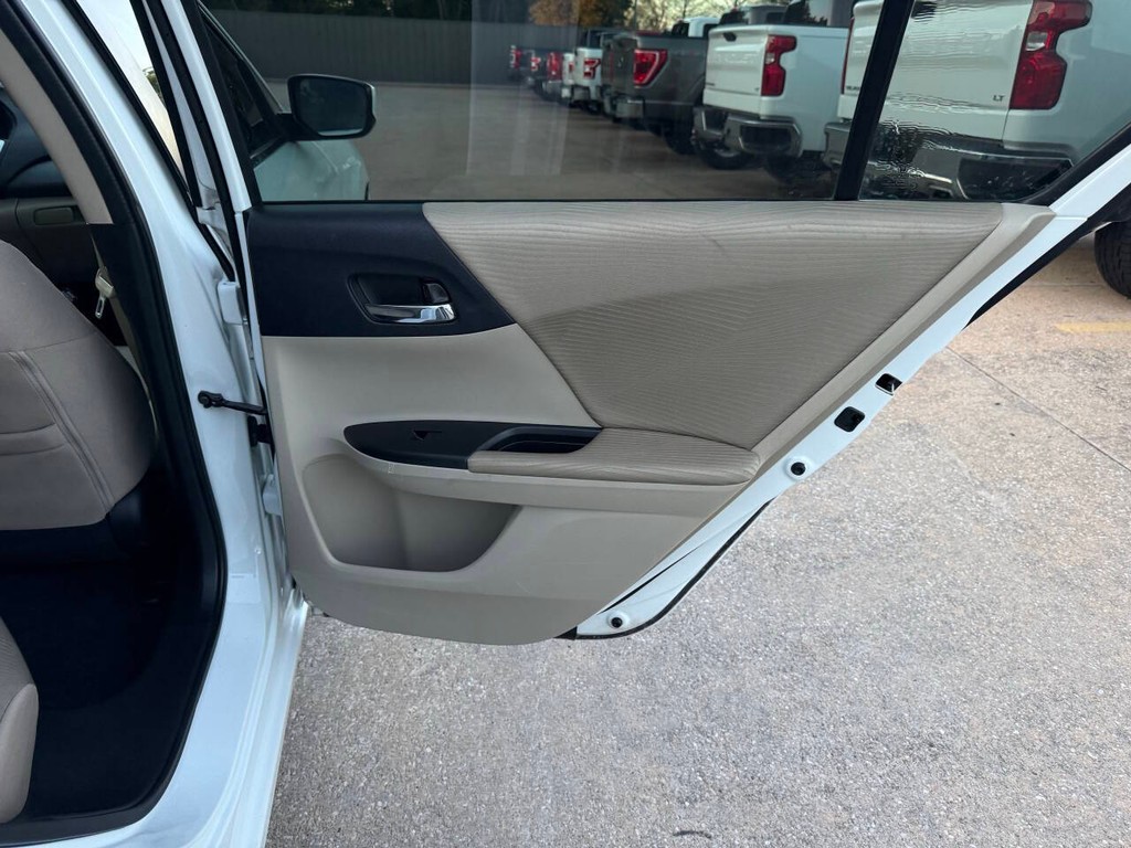 Honda Accord Sedan Vehicle Full-screen Gallery Image 16