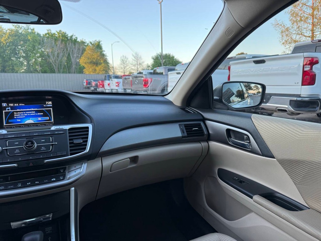 Honda Accord Sedan Vehicle Full-screen Gallery Image 20