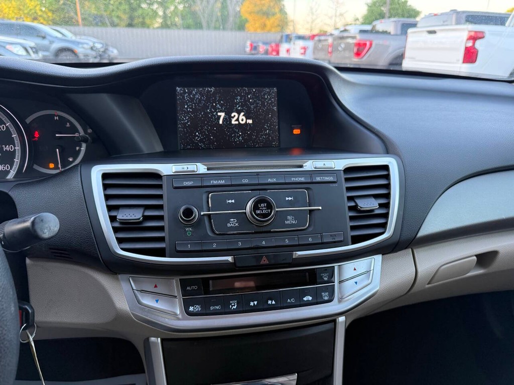 Honda Accord Sedan Vehicle Full-screen Gallery Image 24