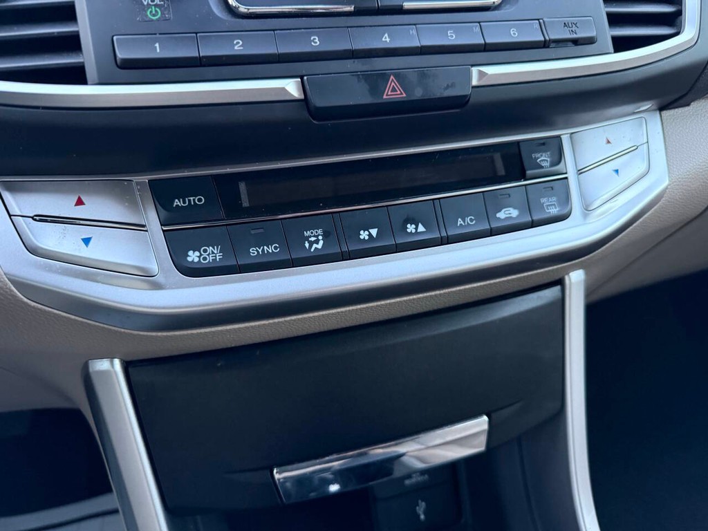 Honda Accord Sedan Vehicle Full-screen Gallery Image 29